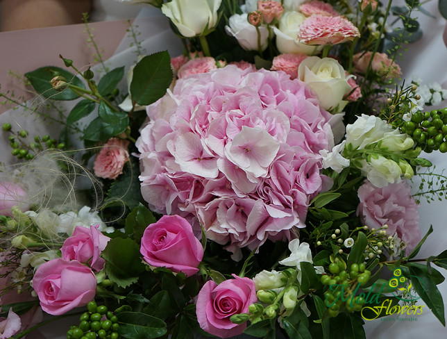 Букет с розовой гортензией, розами и эустомой Фото